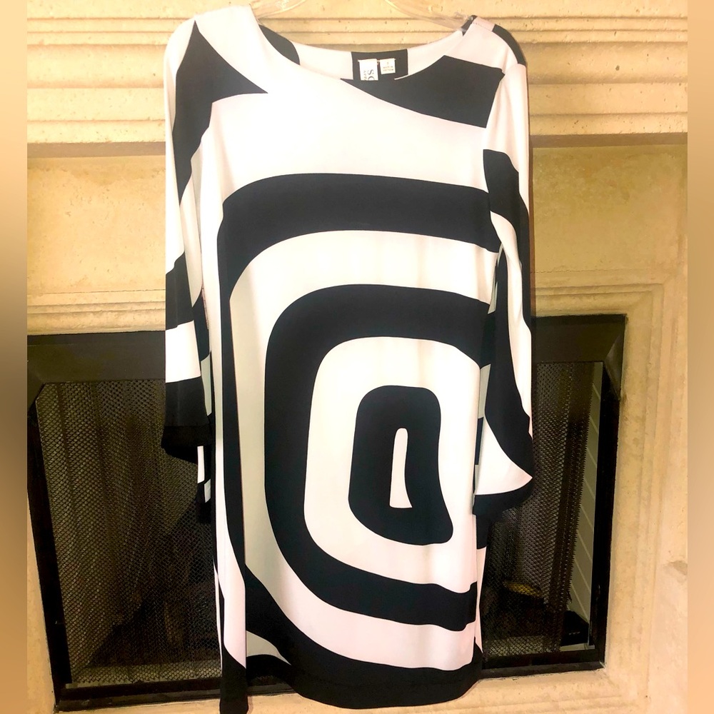SOHO Apparel Long Slv Bold Black &White Abstract Optical Pattern Shift Midi Drss
